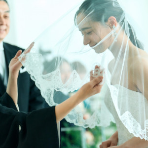 お母様からの最後の身支度。想いを込めたベールダウンの瞬間です。|東京マリオットホテルの写真(50880766)