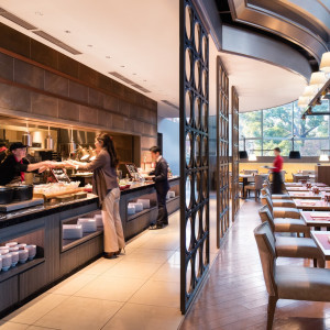 自然光が溢れる、開放感なメインダイニングで朝食を|東京マリオットホテルの写真(1664458)
