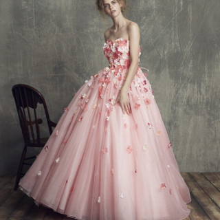 花嫁をキュートさを演出するピンクのドレスは人気のカラー
