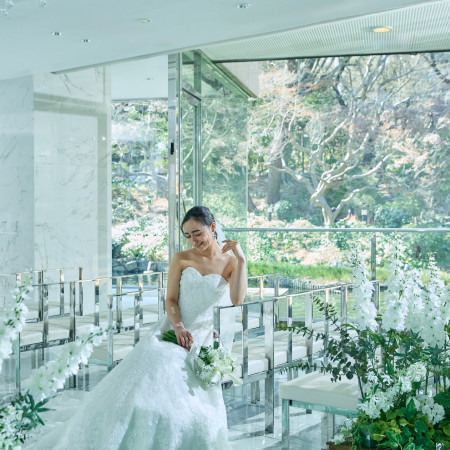 【チャペル ザ・フォレスト】ガラス張りのチャペルから降り注ぐ陽光で、開放感あふれる空間に。おふたりの晴れやかな表情がいっそう輝きます。