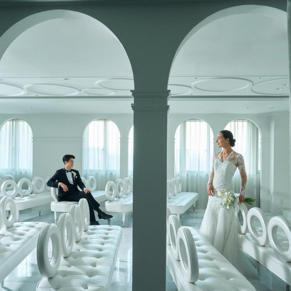 天空を彷彿とさせる純白のチャペル「ザ・スカイ」螺旋階段から登場する姿は光に包まれた神秘的なシーンに