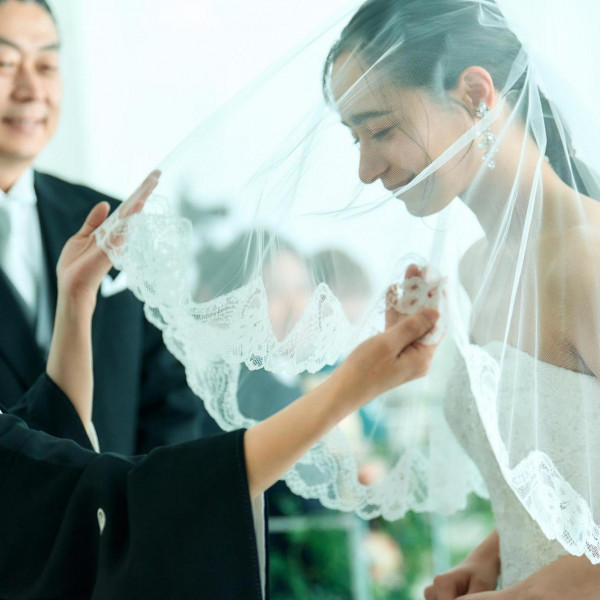 入場シーンやベールダウン、指輪交換シーンなど、チャペルでの挙式風撮影が叶うプラン。