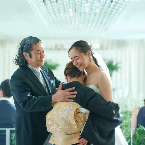 大きな窓にうつる美しい眺めとともに永遠の幸せを誓う…