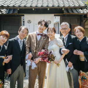 記念の家族写真をお庭で|Dubonnet(デュボネ)の写真(56690777)