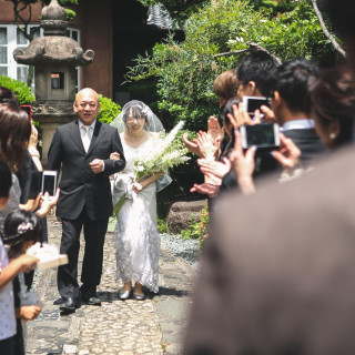 ゲストに見守られた石畳ロードをお父様とともに新郎のもとへ