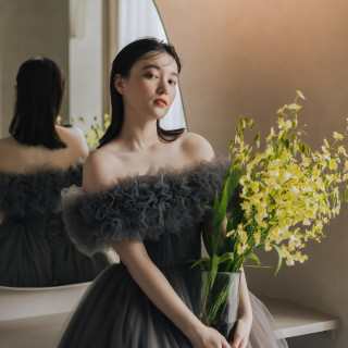 ボリュームタイプのグレーのドレスなどカラードレスも取り揃えております