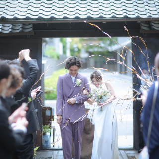 みんなからお祝いの祝福のシャワー