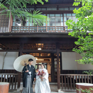 築100年の歴史をバックに