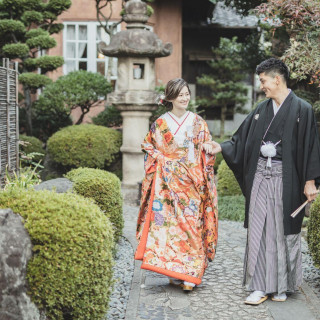 中庭で色打掛で華やかに