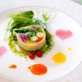 シェフ渾身の創作フレンチは、旬な食材を贅沢に使い、季節感を大切にした繊細な味わいです。