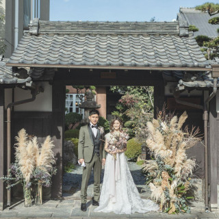 景観重要建築物の門の前でのおふたりショット