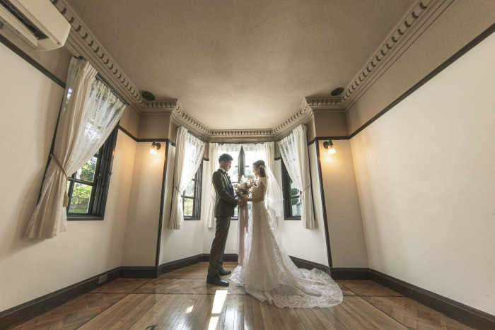 中庭から射し込む柔らかな自然光が永遠を誓うセレモニー空間に温もりを与える