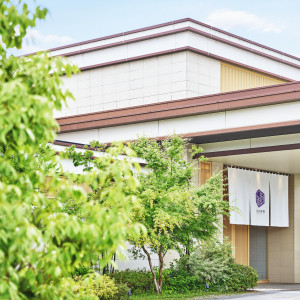 【之連(のれん)】最初に出会う、八雲迎賓館。目指すのは、歩みを進めることで結ばれていく、続いていく、そして、いつでも立ち返ることのできる”旗印”となることです。|八雲迎賓館の写真(31754231)