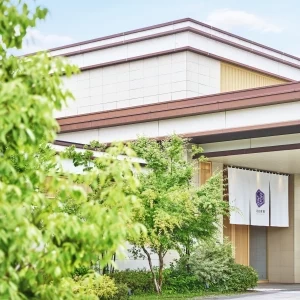 【之連(のれん)】最初に出会う、八雲迎賓館。目指すのは、歩みを進めることで結ばれていく、続いていく、そして、いつでも立ち返ることのできる”旗印”となることです。|八雲迎賓館の写真(31754231)