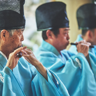「雅楽」日本の伝統音楽が生演奏で流れ、神前式をより厳かな雰囲気に。