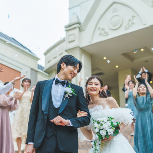 皆さまからのたくさんの祝福をいただきながらのフラワーシャワー♪青空の中で祝福をいただくセレモニーでは、おふたりも自然と笑顔に！|ベルヴィ盛岡・ロヴィナテラスの写真(52060532)