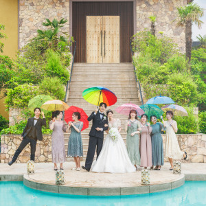 「雨だから外に出れない…」そんな事を思う方も多いはず。ただ、雨でもおふたりの希望の演出をおこなえるよう、カラフルな傘を使用してゲストと楽しいお時間をお過ごしいただけます♪|ベルヴィ盛岡・ロヴィナテラスの写真(52060560)