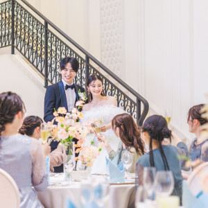 真っ白な会場では、おふたりのテーブルコーディネートが映える♡お花やクロスなどは、ベルヴィ専属フラワーデザイナーがお打合せでコーディネート♪【ベルヴィ盛岡・ブランビジュー】|ベルヴィ盛岡・ロヴィナテラスの写真(52060536)