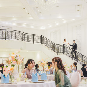 天井高の高いパーティ会場では、まさにプリンセスのような階段入場の叶う*王道スタイル！お色直しのご入場にはぴったりの定番演出♪【ベルヴィ盛岡・ブランビジュー】|ベルヴィ盛岡・ロヴィナテラスの写真(52060527)