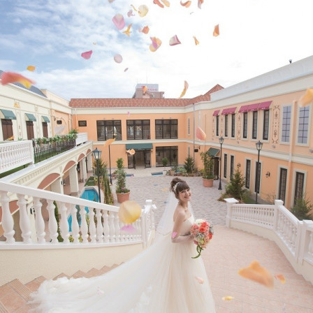 チャペルから広がる大階段でのセレモニーは格別。ベルヴィの会場に囲われた中庭でおふたりとゲストだけの特別な時間をお過ごしいただけます♪|ベルヴィ盛岡・ロヴィナテラスの写真(714175)