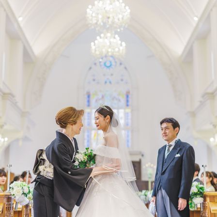 入場シーンでお母様との特別なお時間を。お母様が花嫁として送り出す最後の身支度の【ベールダウン】挙式の中でも、ゲスト皆さんが涙する感動のワンシーンを創り上げます|ベルヴィ盛岡・ロヴィナテラスの写真(52060639)