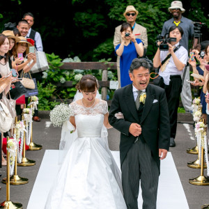 人前式でバージンロードを歩く花嫁様とお父様|ブランシュメゾン・エ・コートダジュールの写真(955849)