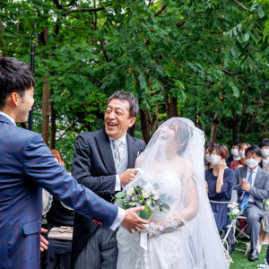 笑顔で入場するお父様と花嫁様|ブランシュメゾン・エ・コートダジュールの写真(45005300)