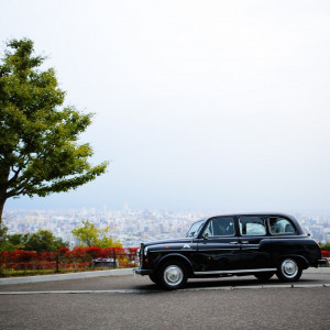 ローズガーデンクライスト教会での挙式後は、おふたりは専用車に乗ってブランシュメゾンへ。なかなか日常で乗ることが出来ない貴重なひと時を。|ブランシュメゾン・エ・コートダジュールの写真(1043043)