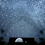 チャペル内にユラユラと動く無数の星々。夜ならプラネタリウム投影も可能!