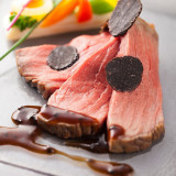 【お料理】牛フィレ肉と、贅沢にトリュフをあしらったソースのかかった一品。
