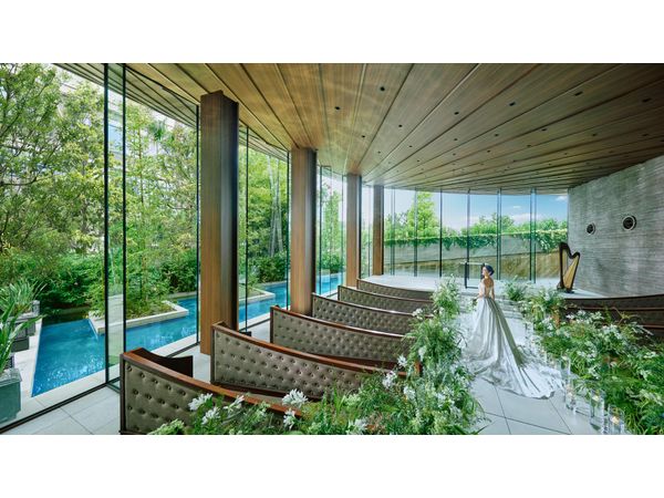 THE GRAND ORIENTAL MINATOMIRAI(グランドオリエンタル みなとみらい)の\1月リニューアル完成!/水・緑・光溢れるガーデンに佇む独立型チャペルの写真(1枚目)