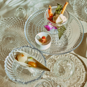 当館オープンから不動の人気を誇る前菜。陽光差し込む会場で、お料理の華やかさが際立つ。スパークリングワインとの相性抜群。2品目が楽しみになるコース料理のはじめのひとさら。|THE GRAND ORIENTAL MINATOMIRAI(グランドオリエンタル みなとみらい)の写真(52563971)