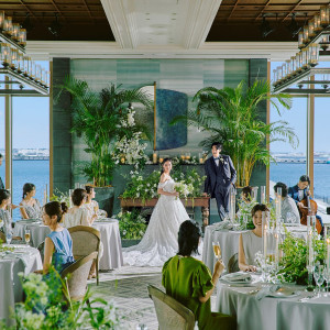 【THE HARBOR ROOM】世界でも稀少な時計付き大観覧車を真正面から望める披露宴会場。大人の上質ウェディングが叶う。|THE GRAND ORIENTAL MINATOMIRAI(グランドオリエンタル みなとみらい)の写真(52354804)