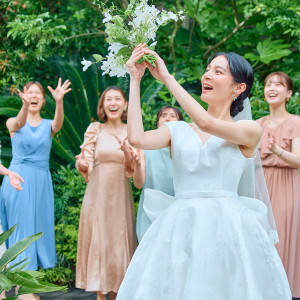 開放感溢れるチャペルガーデンはエリア稀少。ゲストと過ごす祝福の時。自然体で過ごせるのが人気。|THE GRAND ORIENTAL MINATOMIRAI(グランドオリエンタル みなとみらい)の写真(52360028)