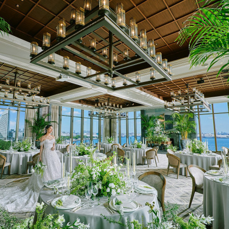 【THE HARBOR ROOM】 横浜港の桟橋跡地に建つグランドオリエンタル最上階に相応しく西洋の文化と東洋の文化が見事に調和したパーティルーム