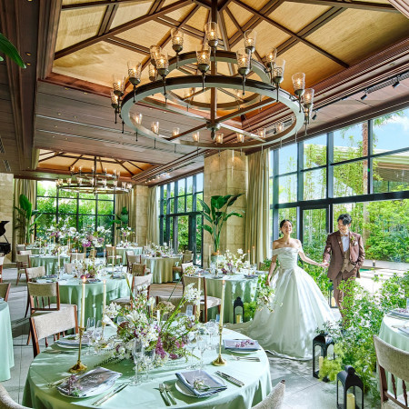 【THE GARDEN ROOM】 大きな窓から照らす眩しい自然光に包まれたパーティ会場と、オリエンタルな南国の木々に覆われたプール付きのプライベートテラス