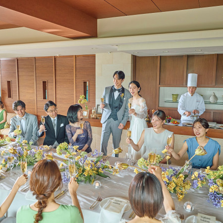 【GREEN GREEN】オープンキッチンや大きなソファが併設され、おもてなしを感じるひと時をお過ごしいただけます