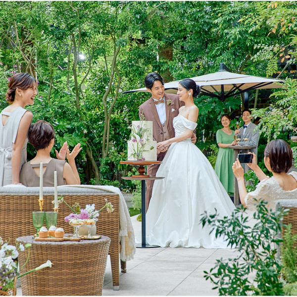 緑溢れるガーデン空間でのウエディングフォトも人気