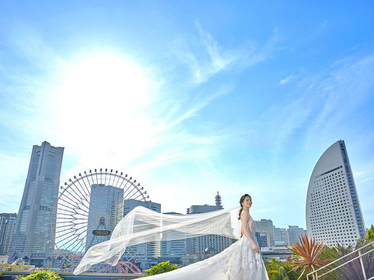 みなとみらいの絶景を背景にウエディングフォトを
