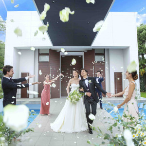 挙式後は 色とりどりの花びらが舞う フラワーシャワーでゲストと一緒に 祝福の時間を。|アンジェラフォンティーヌの写真(4929325)