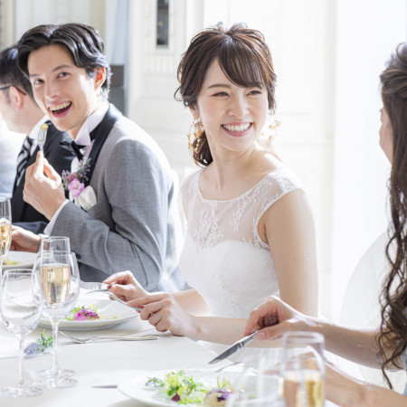 ご友人との距離も近く、アットホームな結婚式が叶います。