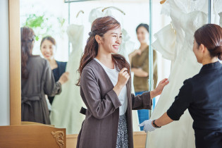 ドレスサロンにてフィッティング|ルクリアモーレ表参道の写真(46577820)