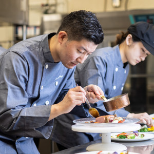 パーティ会場に隣接したキッチン。出来たてのお料理はゲストからも大好評！料理重視の花嫁も安心・満足！すべてお箸でも召し上がれるので安心！|ルシェルアンジュ水戸 ウエディングシャトーの写真(41650476)