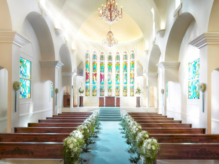 木の温かさとステンドグラスので感動に包まれる挙式シーン