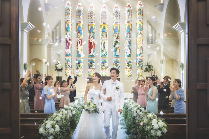 ステンドグラス輝く大聖堂で憧れの感動挙式