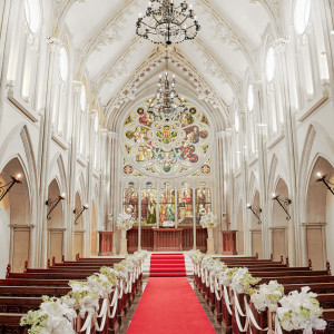 ステンドグラスが美しく輝く、本格的な大聖堂で誓いを|セントアクアチャペルみなとみらい（家族挙式グループ）の写真(36335291)
