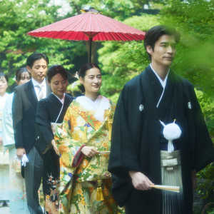 花嫁行列が庭園に映える瞬間。凛とした景色の中に、華やかさと上質さがそっと重なる。|辻家庭園 ～前田家家老旧横山家迎賓館～（金沢市指定文化財）の写真(56055514)