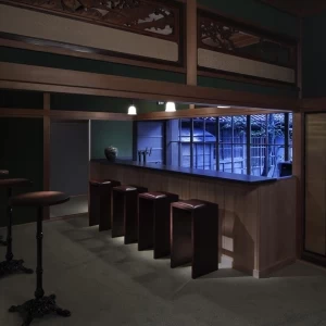 モダンな再生技術を随所に「ウェルカムバー」|辻家庭園 ～前田家家老旧横山家迎賓館～（金沢市指定文化財）の写真(1453458)