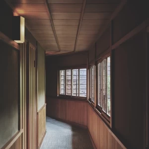 木目からこぼれる柔らかな光がふたりの幸せを優しくつつみ込む。|辻家庭園 ～前田家家老旧横山家迎賓館～（金沢市指定文化財）の写真(12612557)