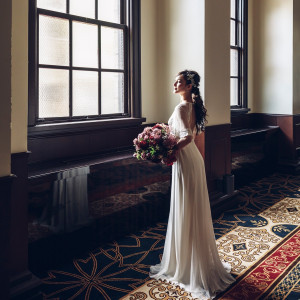 大きな窓から差し込むやわらかな光が、花嫁を美しく演出する|旧桜宮公会堂の写真(2677177)